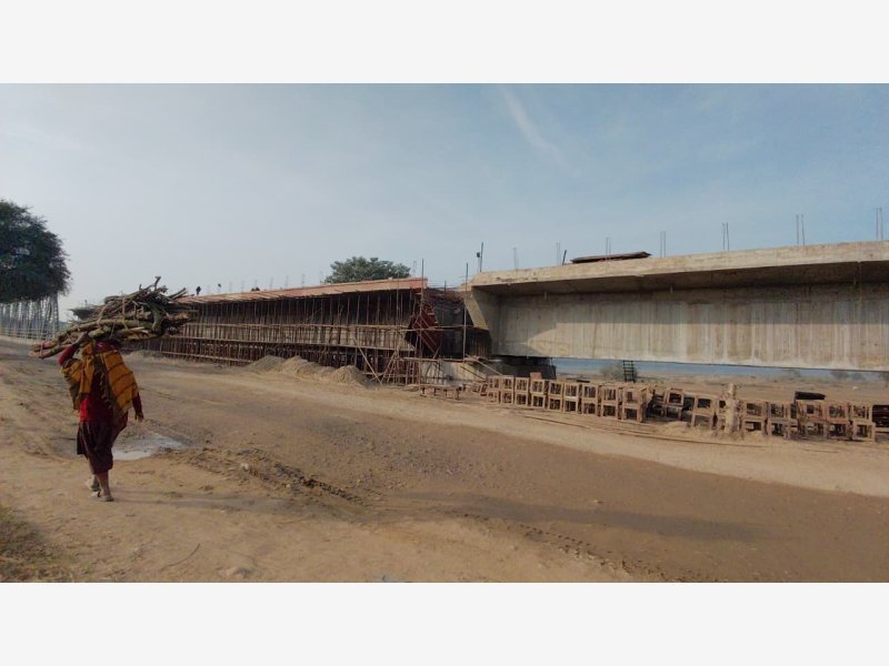 राप्ती नदीको सिधनियाघाटमा दुई लेनको निर्माणाधीन पक्की पुल (तस्वीरहरू)