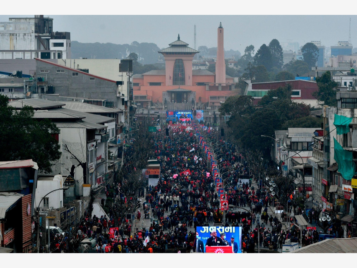 🗣️ राजनीतिक माहोल: केपी ओली, गगन थापा र युवा आन्दोलन