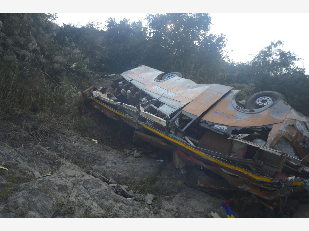 भीषण सडक दुर्घटना: बस र ट्रक ठोक्किँदा ८ जनाको मृत्यु, दर्जनौँ घाइते