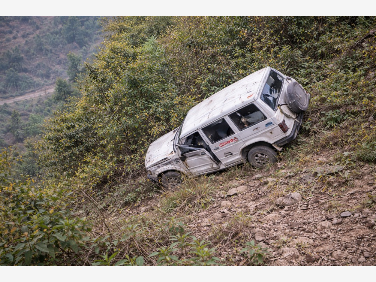 रामेछापमा निर्वाचन सामग्री बोकेको गाडी भिरबाट खस्यो, १ सुरक्षाकर्मीको मृत्यु, ६ घाइते