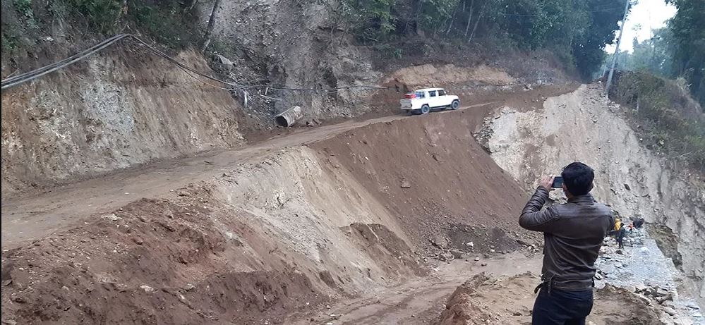 अवरुद्ध भएको मेची राजमार्ग एक महिनापछि सञ्चालनमा