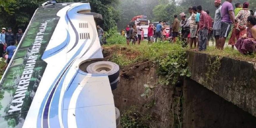 सिरहाको मिर्चैयामा बस दुर्घटना हुँदा २ जनाको मृत्यु, २३ जना घाइते