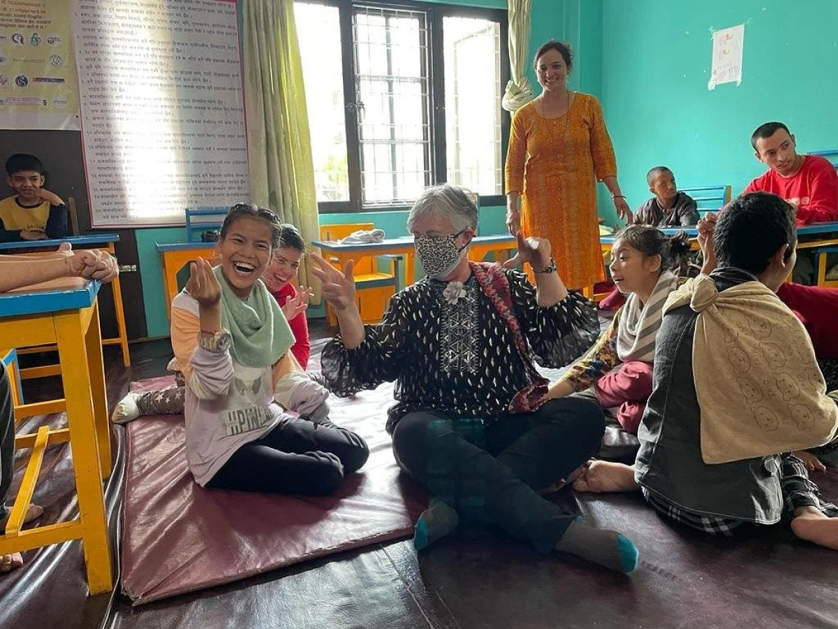 हाम्रो सानो घर, परिबार नै पहिलो पाठशाला हो ।