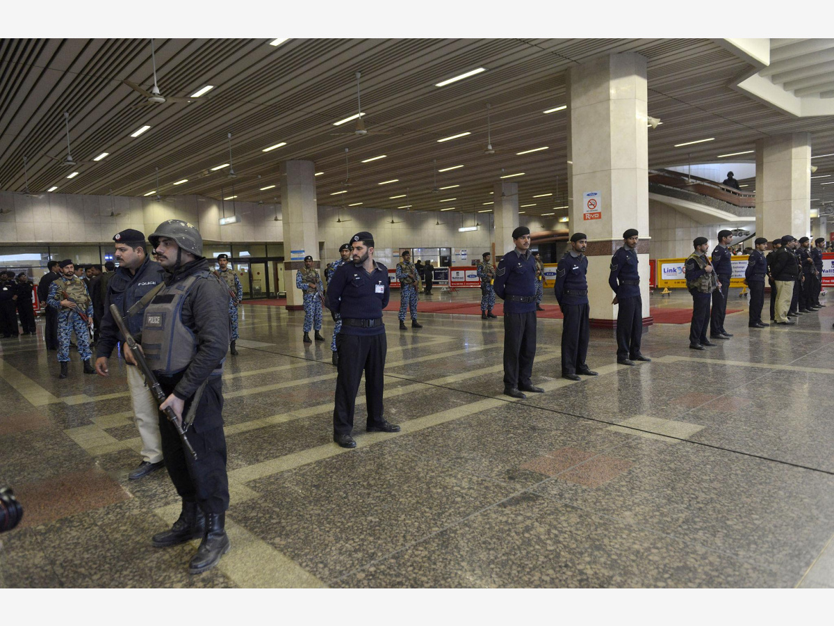 पाकिस्तानी प्रधानमन्त्री शाहिद खकान अब्बासीले सुरक्षा जाँचका क्रममा कोट खोले