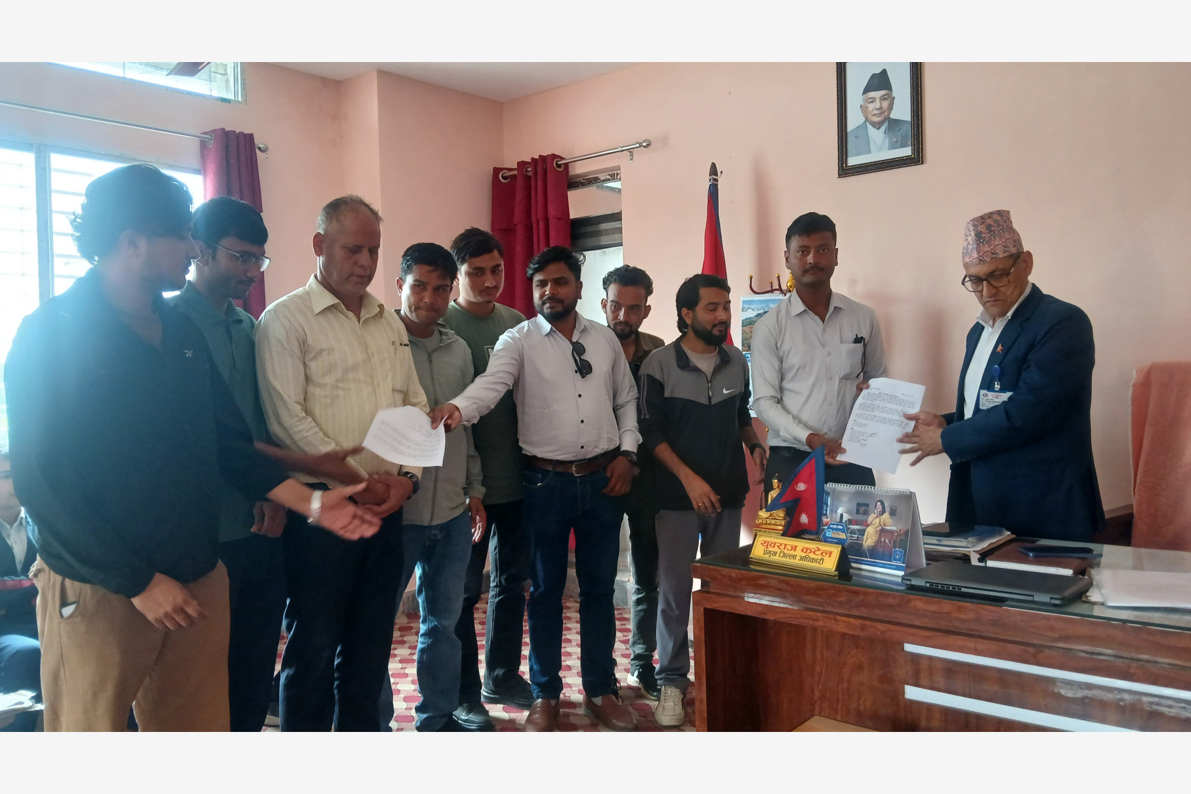 ग्रामथान अध्यक्ष नमोनारायणकै सामुन्ने उनकै भरौटेले धम्क्याएपछि पत्रकारहरूले गुहारे प्रशासन