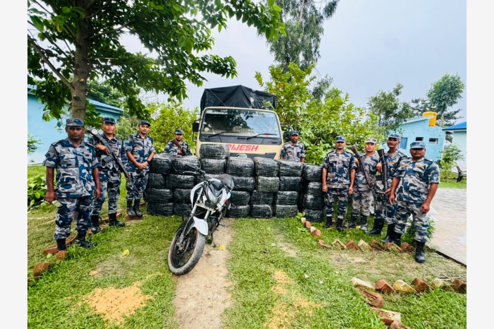मोरङको सीमावर्ती क्षेत्रबाट गाडी र मोटरसाइकलसहित ९२२ किलो गाँजा बरामद