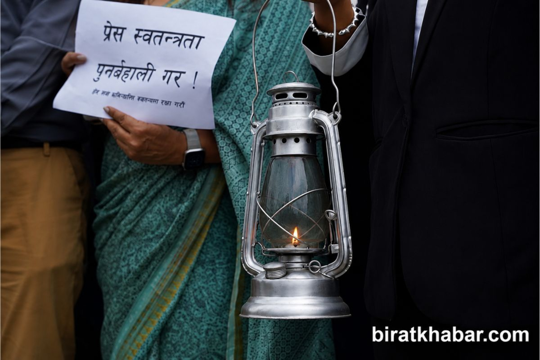 पत्रकार किशोर श्रेष्ठको रिहाइ माग्दै प्रहरी परिसर अगाडि पत्रकारको प्रदर्शन