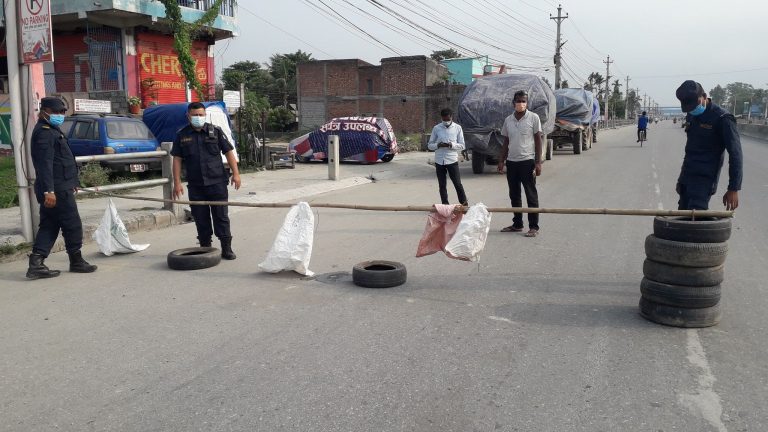 संक्रमण रोक्नका लागि नयाँ चेक जाँच गर्न स्थानीय स्रोत परिचालन र थप कडाई–आयल निगम प्रहरी