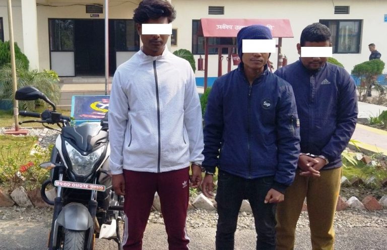 प्रहरीले मोटरसाईकल चोरीको अभियोगमा ३ जना प्रकाउ