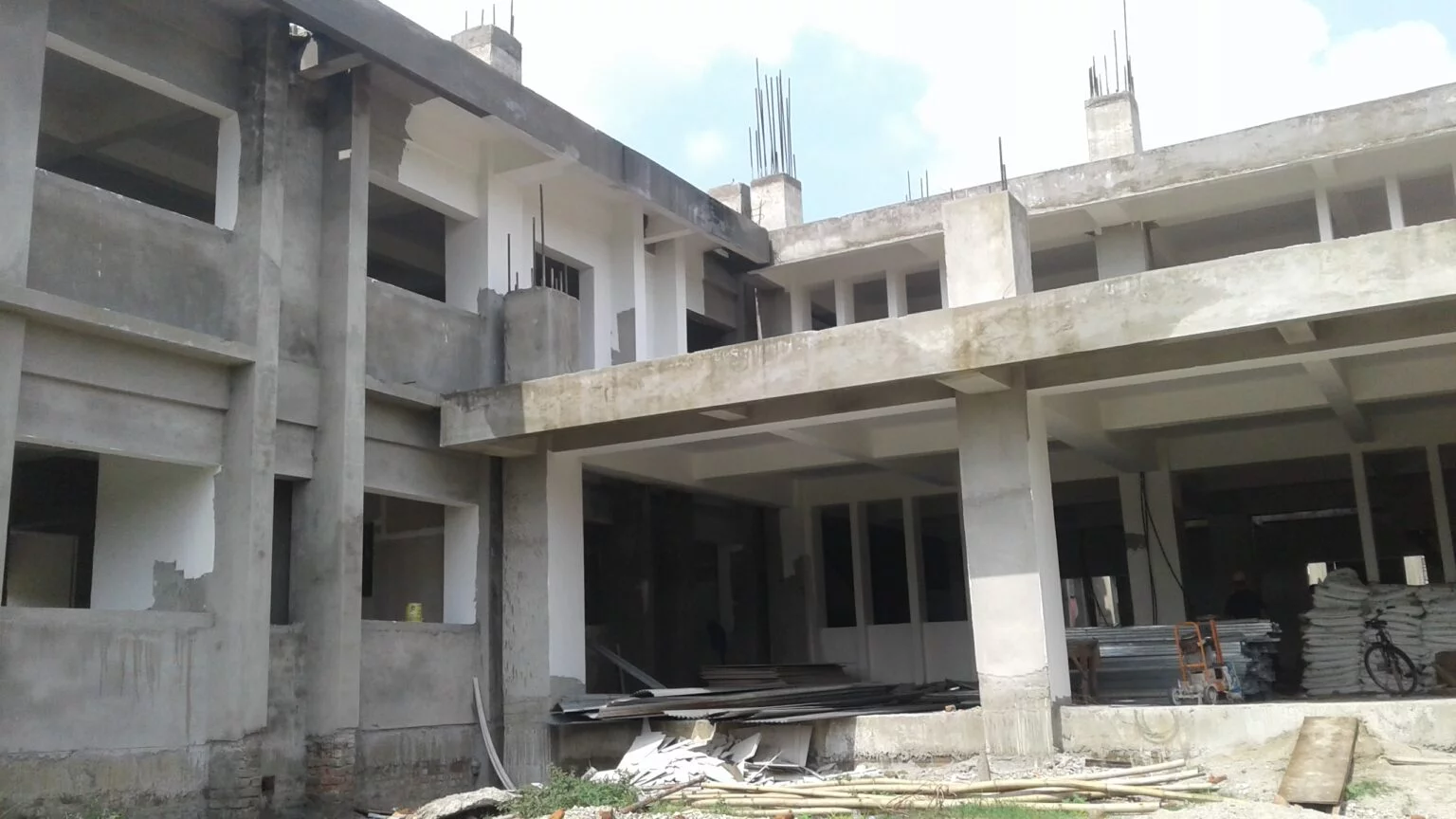 लापारबाहीको पराकाष्ठा : प्रादेशिक अस्पताल भवन हस्तान्तरणलगत्तै पानी चुहियो