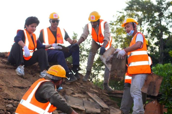 एमाले स्वयंसेवक समूह ८ दिनदेखि भूकम्प प्रभावित क्षेत्रमा, करिब ५ सय अस्थायी आवास निर्माण
