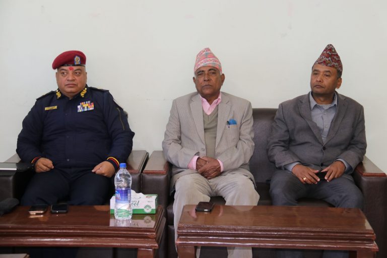 कोशी प्रदेश प्रहरी प्रमुखद्वारा ओखलढुंगा जिल्लाका स्थानीयबासी, नागरिक समाजका व्यक्तित्वहरुसँग छलफल तथा अन्तरक्रिया